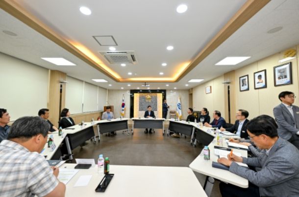 김광열 영덕군수가 영덕대게거리 상인과 수협 관계자들을 만나 함께 소통하고 있다.