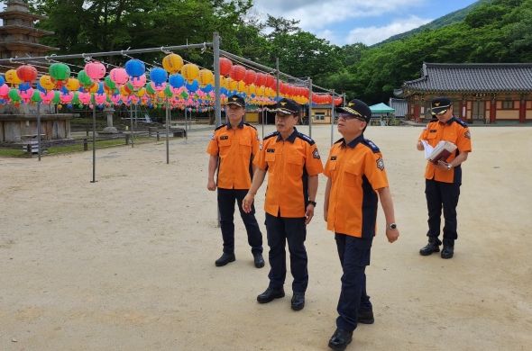 김연상 충남소방본부장(왼쪽 세번째) 부여 무량사 화재예방 현장점검