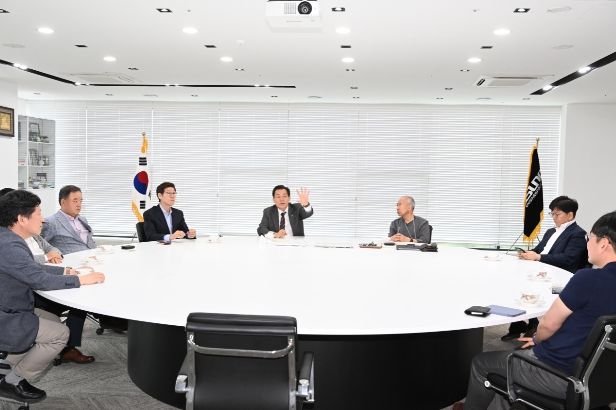 이재준 수원특례시장이 산·학·관 협력 방안을 논의하고 있다.