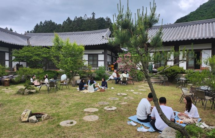 전남 도내 특수교육 교원들이 19일, 20일 1박 2일간 보성 일대에서 열린 마음돌봄 연수에 참여해 체험 및 치유의 시간을 갖고 있다.