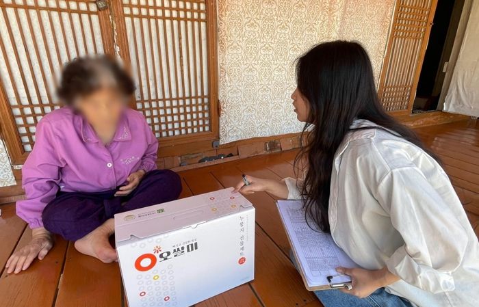 나주시 치매안심센터, 가정의 달 맞아 누룽지·카네이션 선물