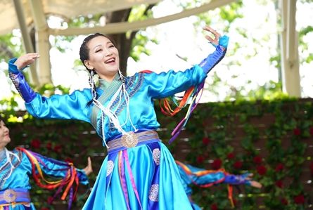 지난 20일 ‘2023 서울장미축제’ 수림대 장미정원에서 펼쳐진 ‘다문화 공연’