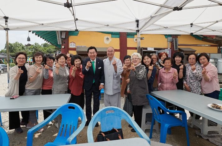 박경귀 시장 관내 주요 사찰 방문 장면