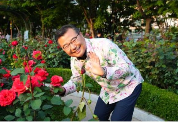 2023 서울장미축제 현장을 찾은 류경기 구청장이 활짝 핀 장미 앞에서 기념 사진을 남기고 있다.