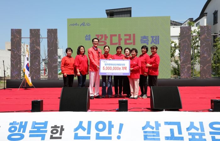 신안군장학재단 박우량 이사장과(왼쪽에서 3번째) 임자면여성단체협의회 문정심 회장(오른쪽에서 3번째)과 회원들이 장학금 기탁식 기념촬영을 하고 있다.