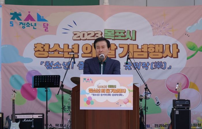 목포시가 5월 청소년의 달을 맞아 기념행사를 열고 청소년의 사기를 고취시켰다.