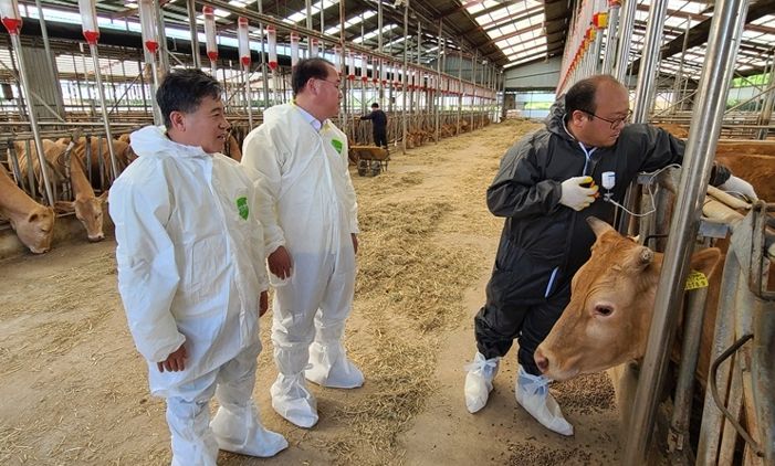 정성주 김제시장, 구제역 백신접종 현장 방문·격려