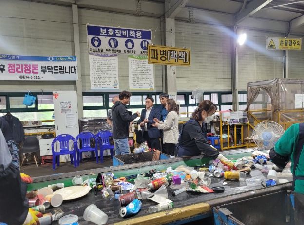 신승호 김포시 환경녹지국장이 김포시 재활용수집소에서 현장행정을 실시했다.