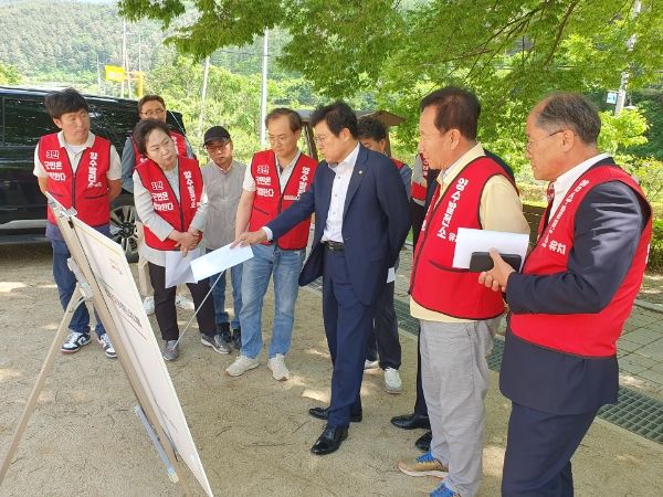 박형수 국회의원과 박현국 봉화군수 및 관계자들이 봉화군 신규 양수발전소 유치계획에 대해 이야기를 나누고 있다