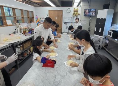 마을에서 배우는 행복한 진로·직업체험 교실에 참가한 학생들이 제빵분야 대구시명장과 함께 케이크 만들기 수업을 진행하고 있다.