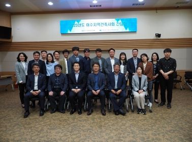 여수시는 지난 19일 시청 회의실에서 지역건축사회와 간담회를 개최했다.