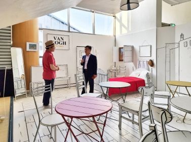 홍남표 창원특례시장이 아트디렉터로부터 작품 설명을 듣고 있다.