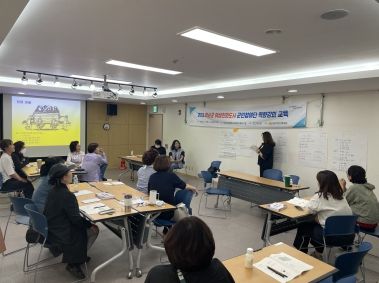 여성친화도시 군민참여단 2기 역량강화 교육 진행: 이진아 브랜드-유 리더십 센터 소장 (사진 가운데)이 군민참여단 2기 분들에게 지역사회에서 발휘하는 여성리더십 이란 주제로 강의하는 모습.