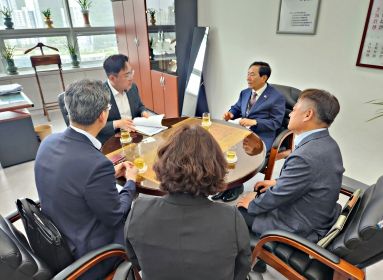 행정안전부 최병관 지방재정경제실장과 대화 중이다.