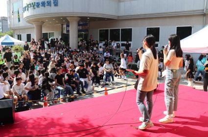 ‘심심풀이 땅콩’ 청소년 축제가 진행 중이다.