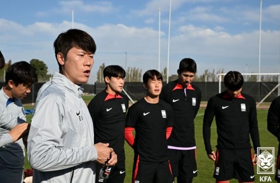 김은중 U-20 대표팀 감독이 현지시간 21일 아르헨티나 멘도사에서 열린 공식훈련을 마치고 선수들에게 이야기하고 있다.