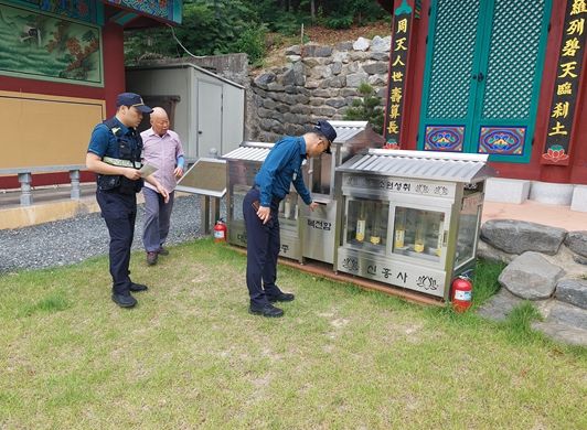 유성지구대 지역경찰관이 관내 사찰 방문, 불전함 상태 등 확인