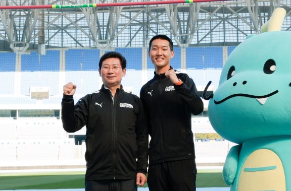 이상일 용인특례시장이 우상혁 선수와 높이뛰기 바 앞에서 기념촬영을 하고 있다.