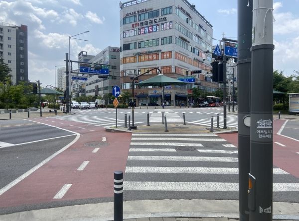 불법광고물을 근원적으로 차단하기 위해 운양동에서 김포시 최초로 신호등과 가로등, 통신주 등에 방지시트를 설치했다.