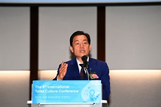 이재준 수원시장이 제8회 국제화장실문화 콘퍼런스에서 환영사를 하고 있다.