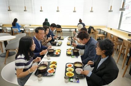 이승로 성북구청장(왼쪽 앞에서 두 번째)과 기동민 국회의원(오른쪽 앞에서 두 번째)이 22일 천원의 아침밥을 개시한 동덕여대에서 학생 및 학교 관계자들과 식사를 하며 현장 의견을 듣고 있다.