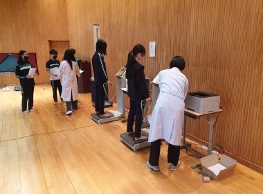 10살 자세 여든까지…송파구, 성장기 ‘척추측만증’ 예방하는 ‘아동‧청소년 모바일 헬스케어’ 시작