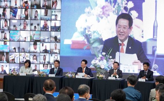 김영록 전라남도지사가 22일 광양시청 회의실에서 열린 ‘2023 광양시 도민과의 대화’에서 군민들과 즉문즉답을 하고 있다.