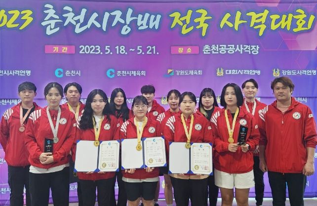 서산시청 사격팀 기념촬영 모습(왼쪽부터 최보람, 정미라, 박성현, 오정은, 박해미, 유현영, 강준기, 이은서, 염다은, 김희선, 김예슬, 김기원, 소승섭)