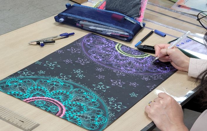 지난 여름학기 프로그램 수업을 듣고 있는 모습(좌: 힐링아트 젠탱글(심화), 우: 나도 유튜버 크리에이터)