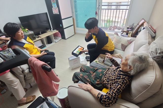 동백3동이 '원스톱 건강지킴이' 사업을 새로 실시하는데 가운데 방문을 통해 건강용품 등을 지원했다