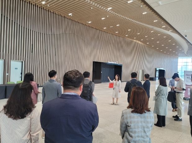 ‘수원광교 바이오클러스터 워킹그룹’이 수원컨벤션센터를 답사하고 있다.