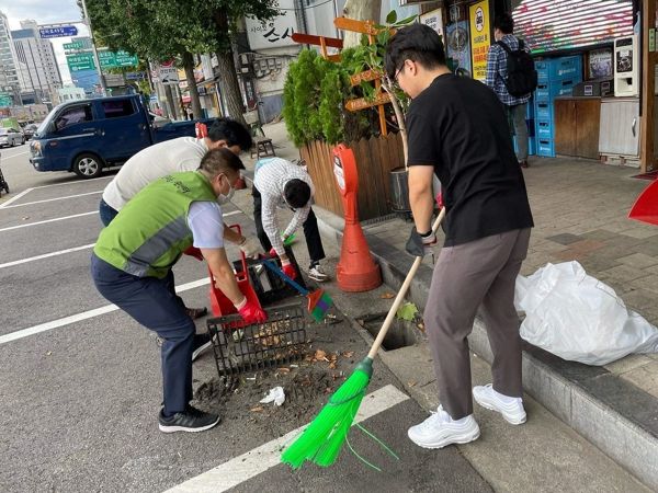 지난해 5월 용산구 청파동 일대에서 클린데이에 참여한 주민센터 직원과 주민이 빗물받이를 털어냈다