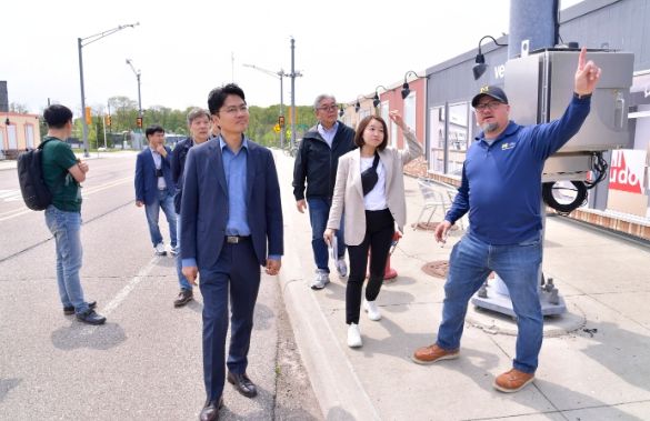 김광진 광주광역시 문화경제부시장이 지난 19일 오전(현지시간) 미국 미시간주 앤아버(Ann Arbor) 미시간대학교 엠시티(Mcity) 자율주행 시험장을 찾아 제임스 롤라(James Lollar) 실험시설 총괄책임자와 자율주행차 시험장 시스템을 살펴보고 있다.