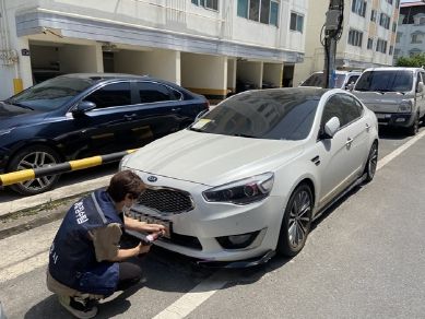 포항시 재정관리과 통합징수팀에서 방치된 체납 차량을 조사하고 있다.