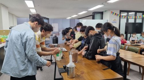 바리스타체험 : 화순군은 청소년 대상 체험 프로그램을 진행했다. 사진은 바리스타 체험을 하고 있는 청소년들의 모습.