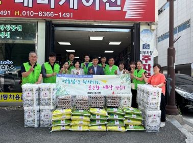 화순어울림 봉사회 : 어울림봉사회 회원들과 아동통합사례관리사들이 각 가정에 후원물품을 전달하는 모습