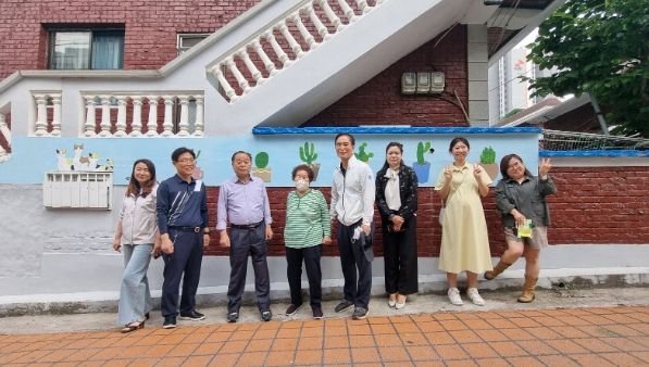 광명시 철산2동 주민자치회는 23일 연서일로 9번길 일대 주택가 골목길에서 진행한 '우리마을 벽화그리기 사업'을 완료했다.