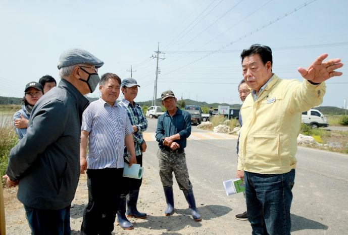 폭염피해 예방을 위해 지난해 6월 3일 원북면 황촌리를 찾아 점검 중인 가세로 군수
