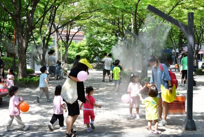 안개형 냉각수가 작동되고 있는 용마폭포공원