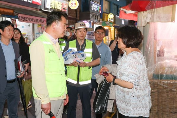 오언석 도봉구청장이 창5동 야간순찰 중 지역 주민과 만나 대화하고 있다