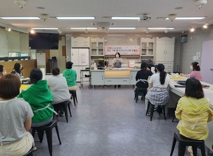 ‘우리가족 봄 피크닉 도시락 만들기’라는 주제로 영양 플러스 요리교실 특강 진행 모습