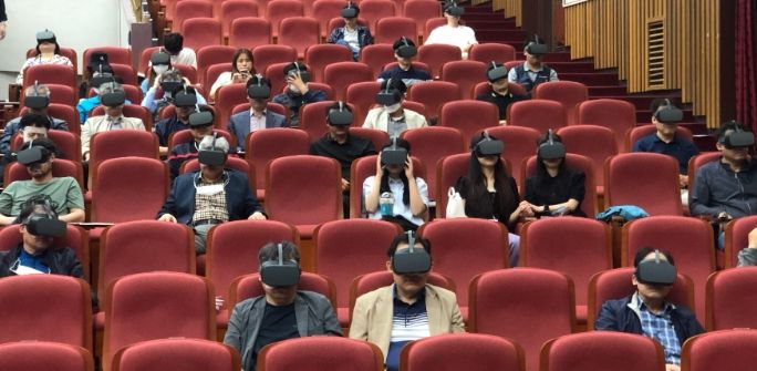 가상현실(VR) 체험 교육 모습