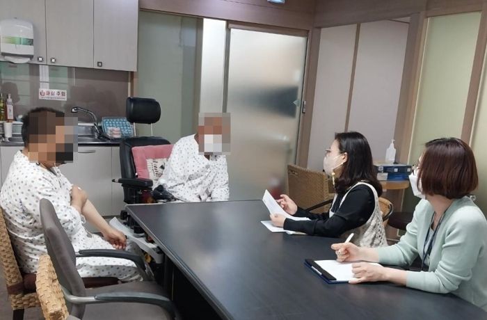 천안시 관계자가 청주 A요양병원에서 장기입원 중인 대상자들을 방문해 개별 상담을 하고 있다.