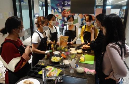 지난해 청년지음 공유부엌에서 청년들이 ‘1인 가구지만 요리합니다’에 참여했다