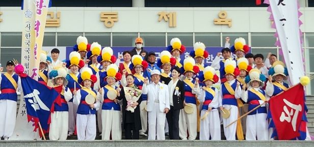 한국국악협회함평지부 회원들이 기념촬영을 하고 있다