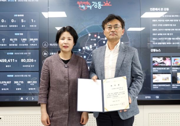 야간경관 총괄기획가로 위촉된 홍승대 교수(오른쪽)