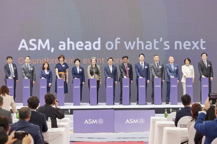 24일 오전 에이에스엠케이에서 열린 네덜란드 ASM 기공식 행사에서 김동연 경기도지사, 벤자민 로 ASM CEO, 폴린 반데메르 모어 ASM 의사회 의장, 김용길 에이에스엠 코리아 회장, 김완기 산업통상자원부 무역투자실장, 요아나 도너바르트 주한네덜란드 대사, 정명근 화성시장 등이 기공식 버튼 세레모니를 하고 있다.