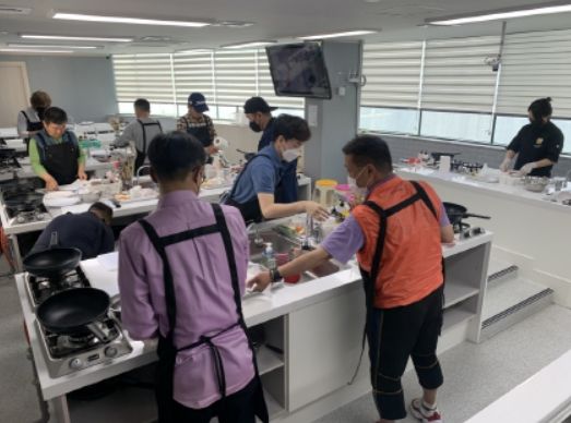 부산 중구, ‘우리라서 행복한 신중년’1인 가구 중장년 남성 요리 프로그램 진행