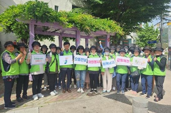 자원봉사자들이 캠페인을 펼치는 모습