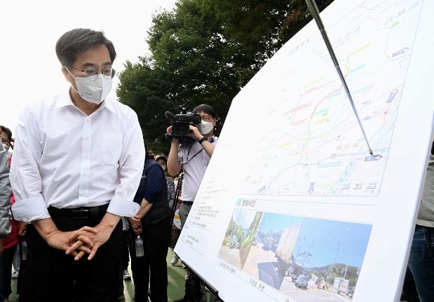 김동연 경기도지사가 2022년 9월 15일 화도~운수 도로사업 현장을 방문해 조속한 착공 의지를 밝히고 있다.